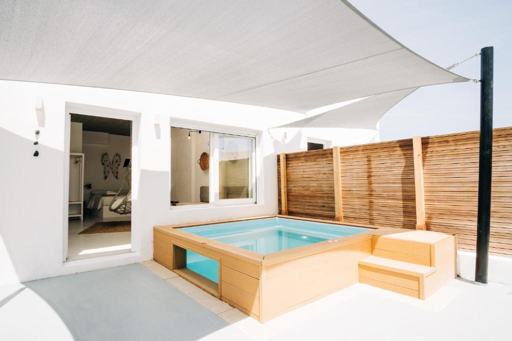 Сьюит (Суперлюкс с открытой гидромассажной ванной) отеля Mesanto Luxury Suites, Мегалохорион
