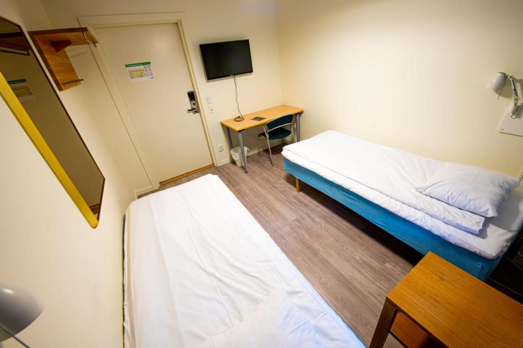 Двухместный (Двухместный номер с 2 отдельными кроватями и общей ванной комнатой) хостела Uppsala Hostel Kvarntorget, Уппсала
