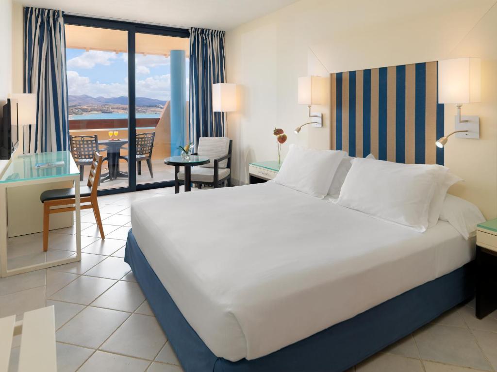 Двухместный (Двухместный номер с 1 кроватью и боковым видом на море (для 1 взрослого)) отеля H10 Tindaya, Коста-Калма