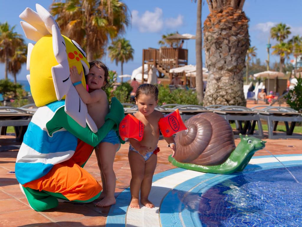 Сьюит (Полулюкс с видом на море (для 2 взрослых и 2 детей)) отеля H10 Tindaya, Коста-Калма