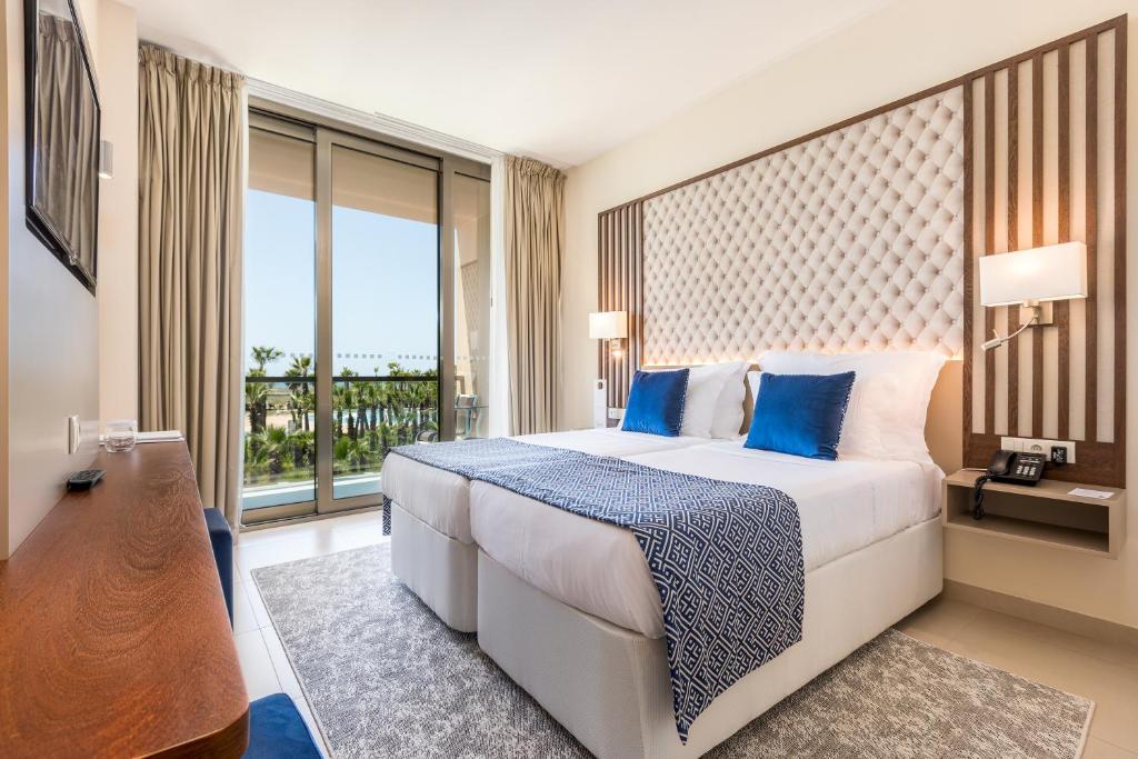 Двухместный (Двухместный номер с 1 кроватью или 2 отдельными кроватями и видом на бассейн) отеля Salgados Dunas Suites, Албуфейра