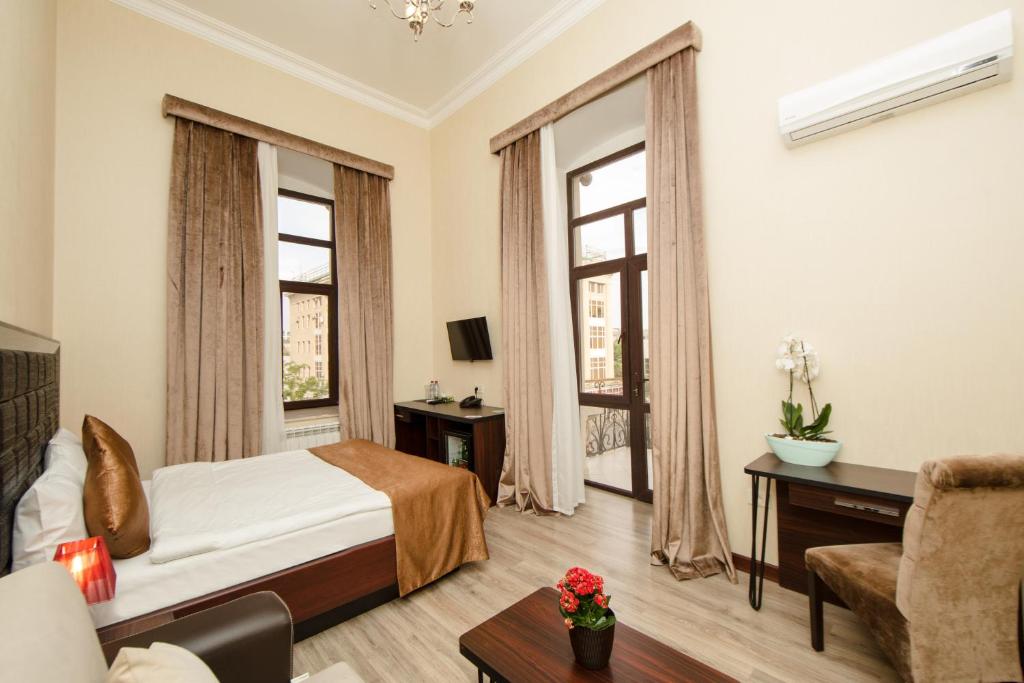 Двухместный (Двухместный номер Делюкс с 1 кроватью и балконом) отеля Пассаж, Баку