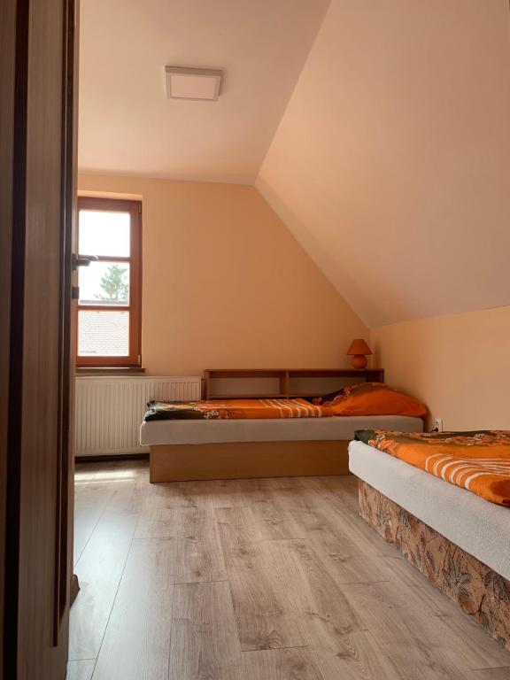 Двухместный (Стандартный двухместный номер с 2 отдельными кроватями и общей ванной комнатой) гостевого дома Penzión Hradby, Бардеёв