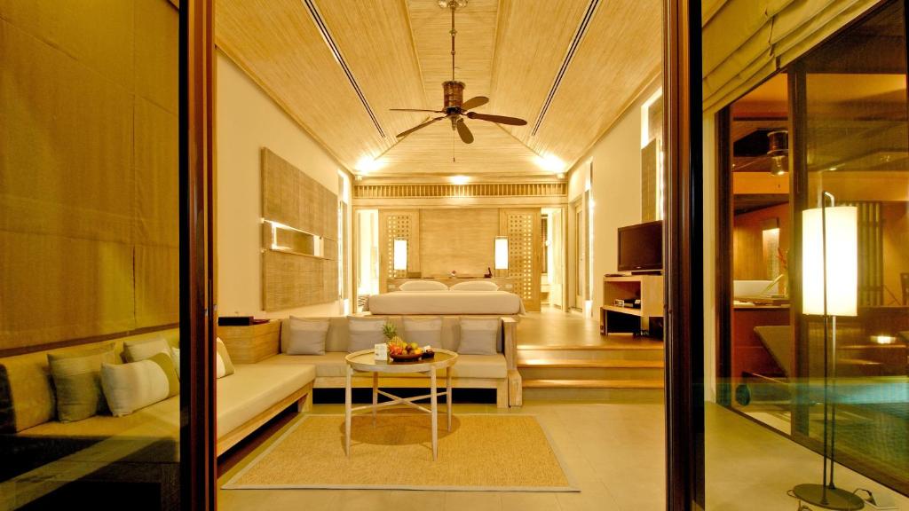 Вилла (Семейная вилла-люкс с 2 спальнями, бассейном, видом на океан и бесплатным трансфером от или до аэропорта (в 1 сторону)) курортного отеля Sri Panwa Phuket Luxury, Пхукет