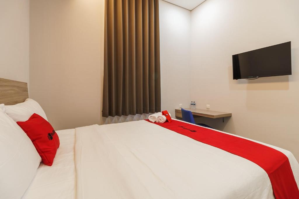 Двухместный (Двухместный номер с 1 кроватью), RedDoorz Plus near Senayan City