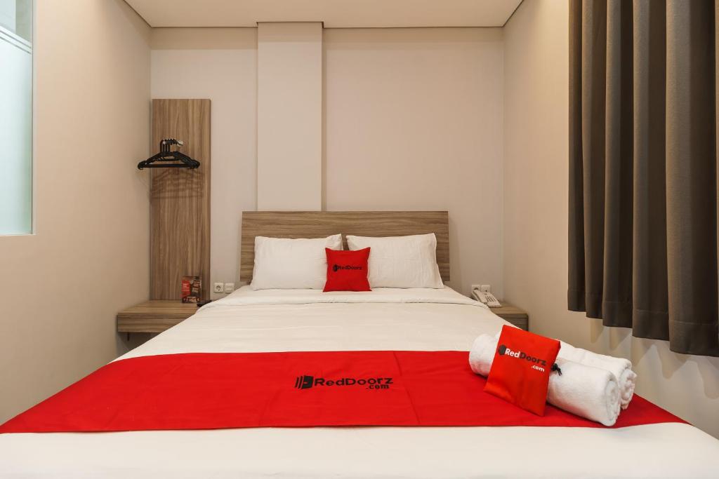 Двухместный (Двухместный номер с 1 кроватью), RedDoorz Plus near Senayan City