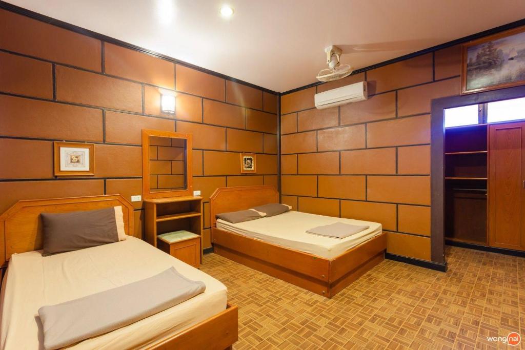 Трехместный (Улучшенный номер) курортного отеля Coral Bungalows, Пханган