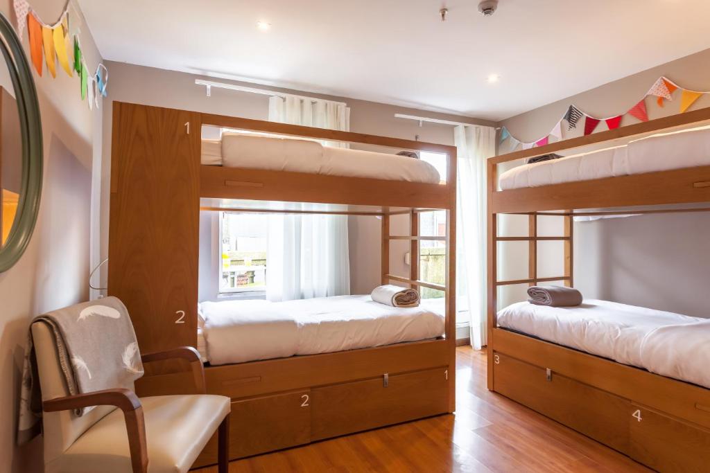Номер (Кровать в общем 4-местном номере для мужчин и женщин) хостела Being Porto Hostel, Порту