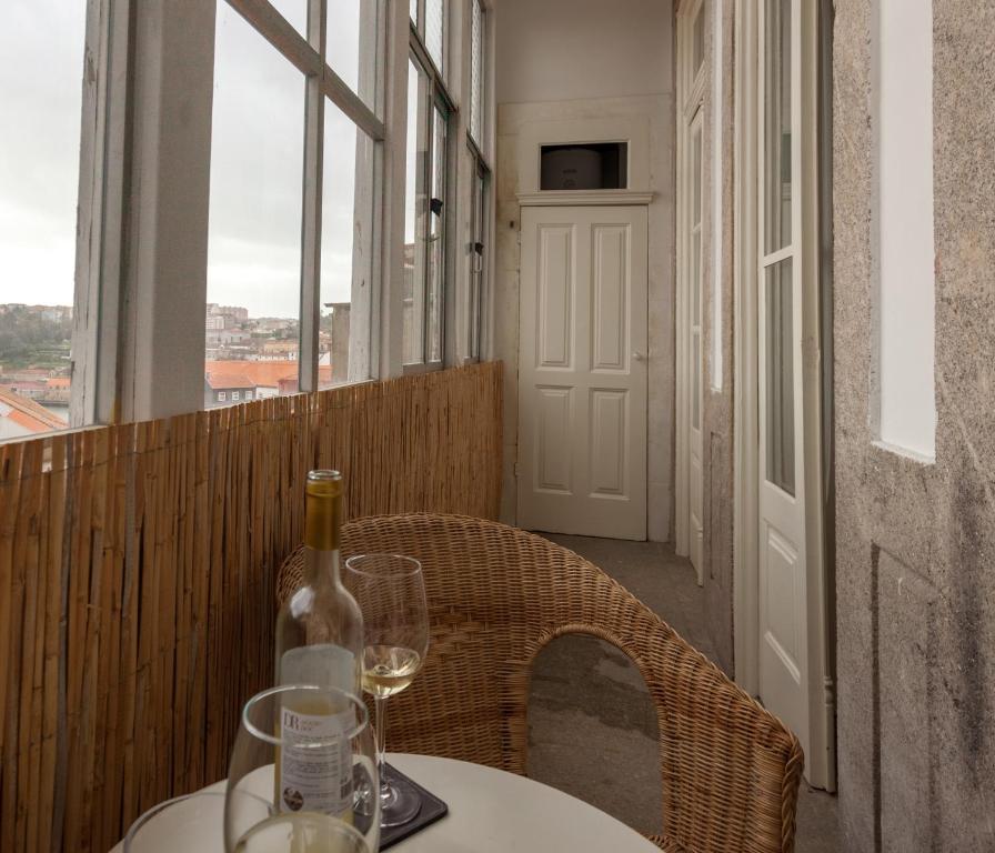 Семейный (Семейный номер с балконом) хостела Being Porto Hostel, Порту