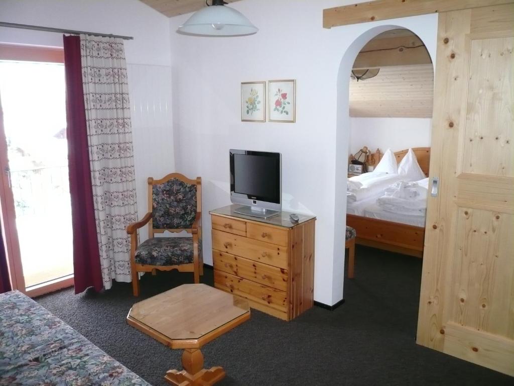 Двухместный (Улучшенный двухместный номер с 1 кроватью или 2 отдельными кроватями) отеля Hotel Cresta, Флимс