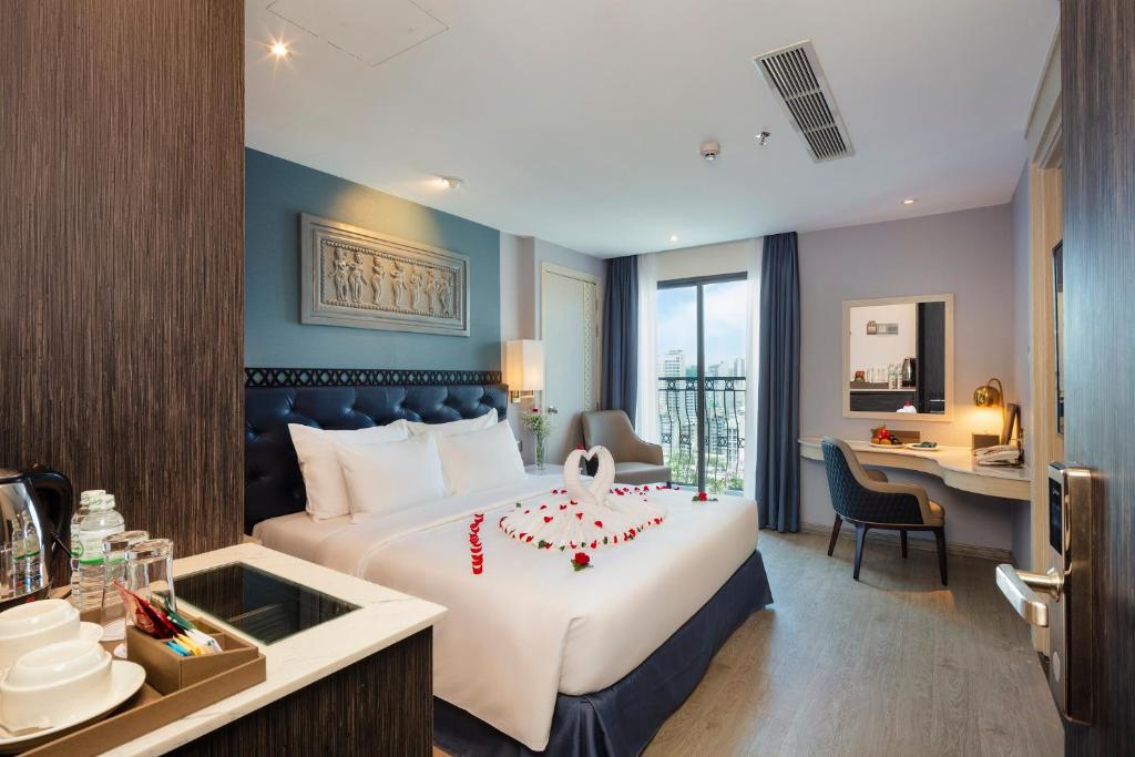 Двухместный (Двухместный номер с 1 кроватью или 2 отдельными кроватями и балконом) отеля Erica Nha Trang Hotel, Нячанг