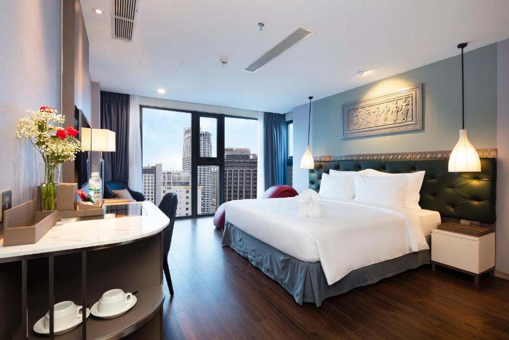 Сьюит (Люкс с кроватью размера «queen-size» и видом на море) отеля Erica Nha Trang Hotel, Нячанг