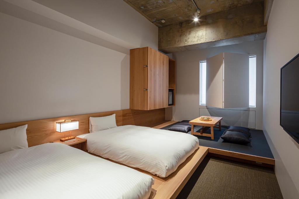 Семейный (Стандартный двухместный номер с 2 отдельными кроватями и зоной татами) хостела THE SHARE HOTELS TSUGU KYOTO SANJO, Киото