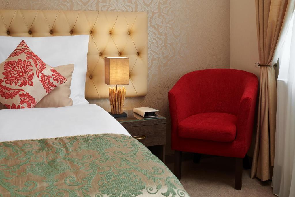 Двухместный (Стандартный двухместный номер с 1 кроватью или 2 отдельными кроватями) отеля Honour and Grace Hotel, Остров (Карловарский край)