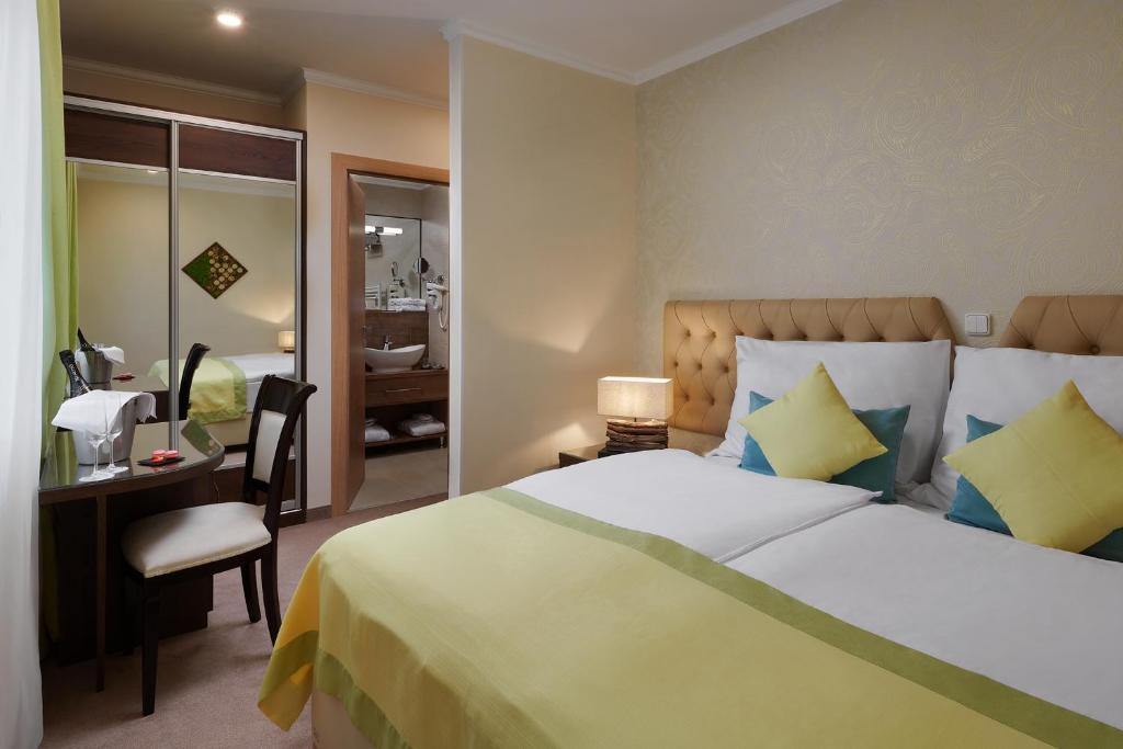 Двухместный (Двухместный номер с 1 кроватью или 2 отдельными кроватями) отеля Honour and Grace Hotel, Остров (Карловарский край)
