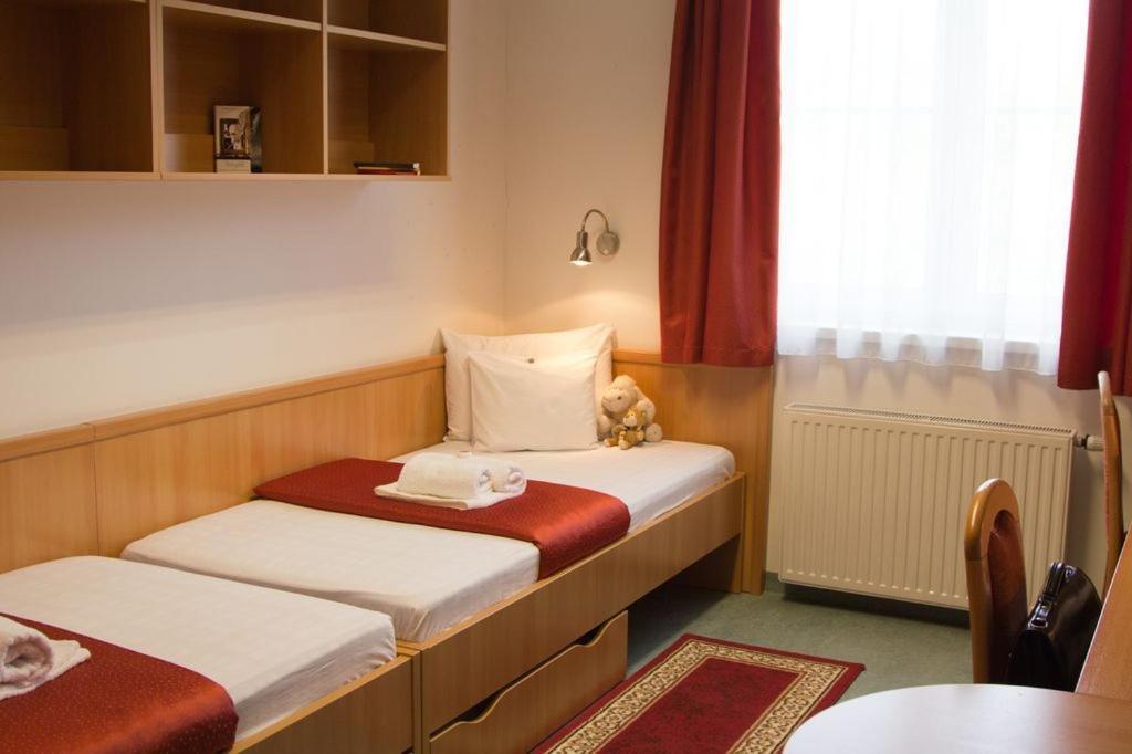 Двухместный (Стандартный двухместный номер с 2 отдельными кроватями) отеля Uni-Hotel Diákotthon, Мишкольц