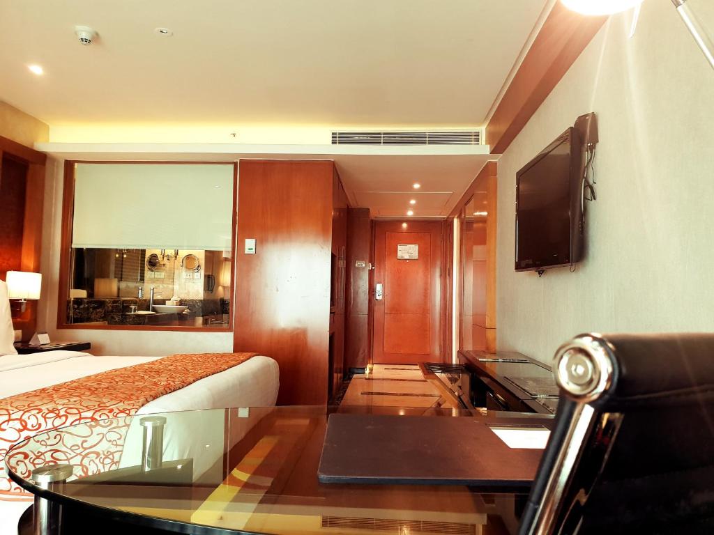 Двухместный (Представительский люкс) отеля MSR Hotel and Spa Bangalore, Бангалор