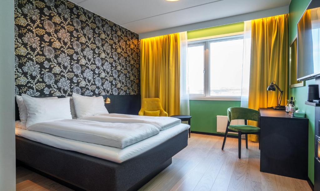 Двухместный (Улучшенный двухместный номер с 1 кроватью или 2 отдельными кроватями и видом на море) отеля Thon Hotel Kirkenes, Киркенес