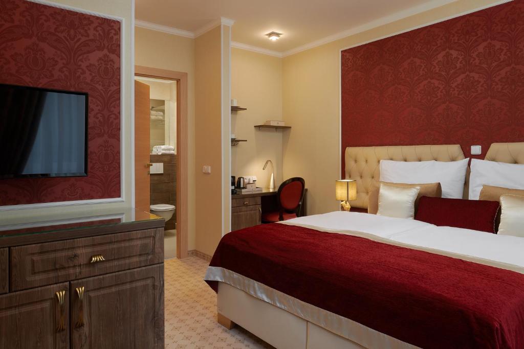 Двухместный (Двухместный номер Делюкс с 1 кроватью или 2 отдельными кроватями) отеля Honour and Grace Hotel, Остров (Карловарский край)