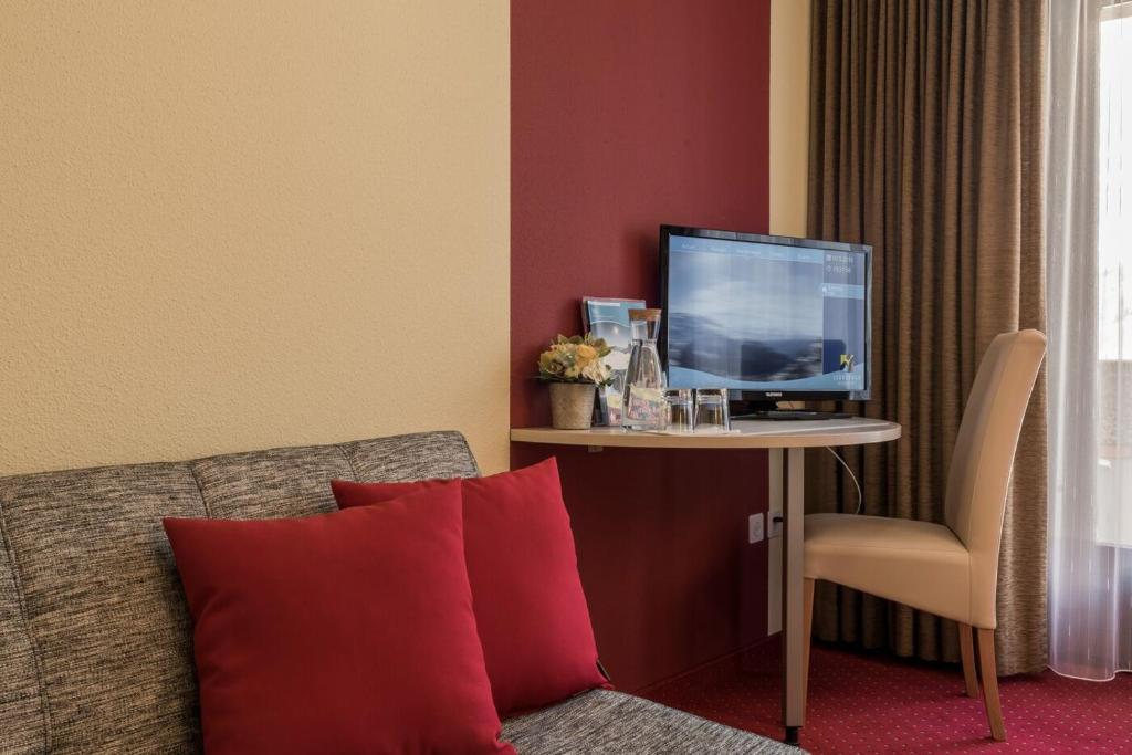 Двухместный (Классический двухместный номер с 1 кроватью или 2 отдельными кроватями и балконом) отеля Hotel Alex, Лойкербад