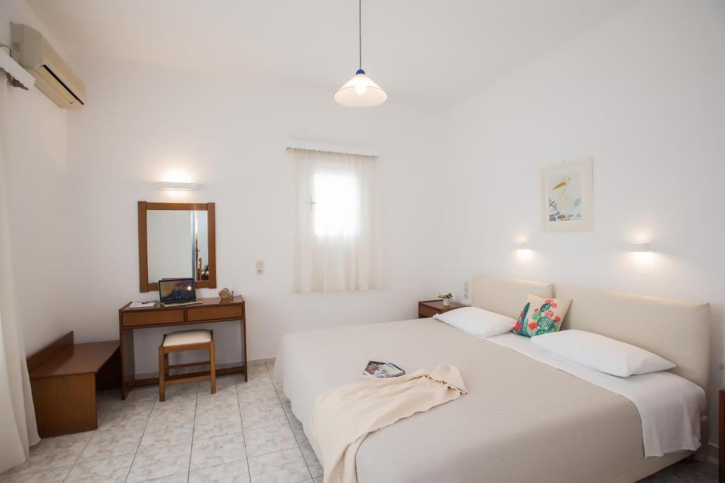 Двухместный (Двухместный номер с 1 кроватью или 2 отдельными кроватями и боковым видом на море) отеля Hotel Charissi, Миконос