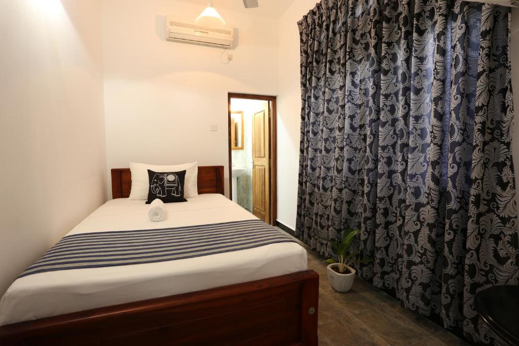 Двухместный (Небольшой двухместный номер с 1 кроватью и ванной комнатой) отеля Amsterdam Tourist Rest, Анурадхапура