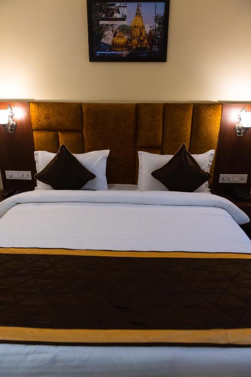 Двухместный (Номер Делюкс с кроватью размера «king-size») отеля HOTEL SHIVOY GRAND, Варанаси