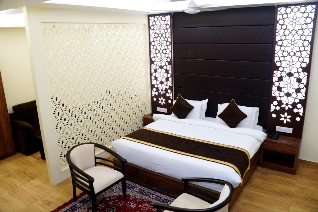 Двухместный (Номер с кроватью размера «king-size») отеля HOTEL SHIVOY GRAND, Варанаси
