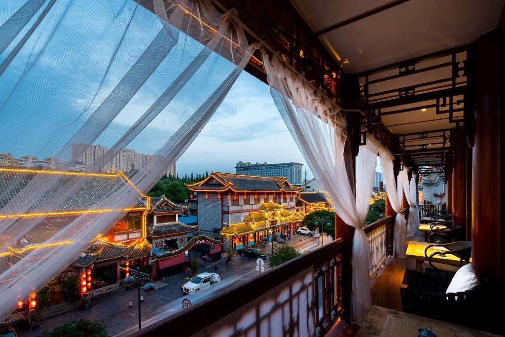 Двухместный (Номер Делюкс с 2 кроватями размера «queen-size») отеля Qintai beautiful Inn, Чэнду