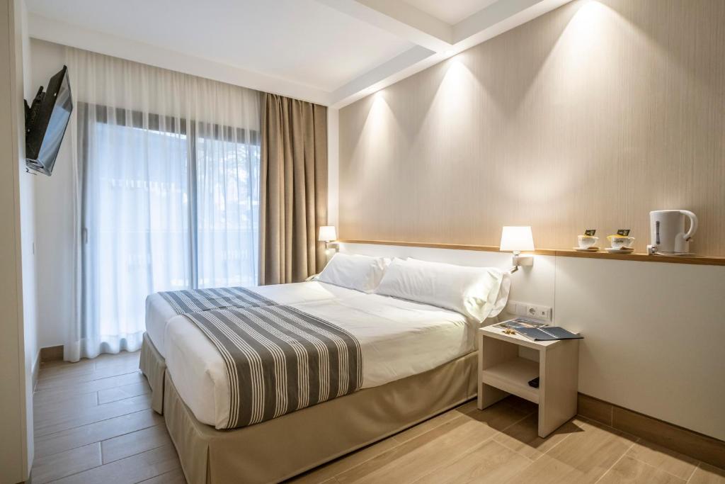 Двухместный (Улучшенный двухместный номер с 1 кроватью (для 2 взрослых)) отеля Rosamar Es Blau 4*s - Adults Only, Льорет-де-Мар