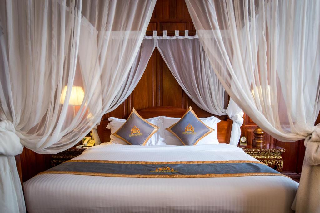 Сьюит (Люкс с кроватью размера «king-size») отеля Empress Angkor Resort & Spa, Сием Рип