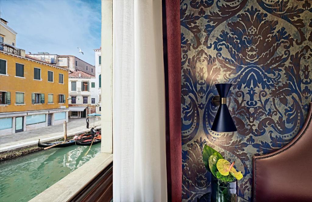 Трехместный (Улучшенный трехместный номер с видом на канал) отеля Hotel American-Dinesen, Венеция