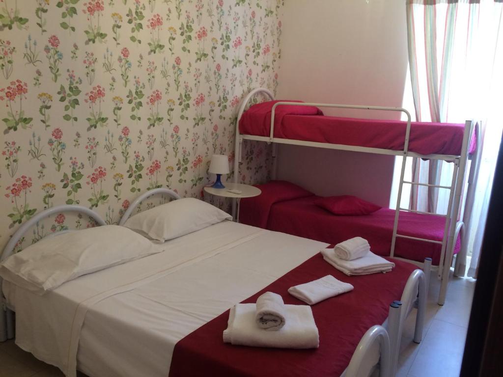 Четырехместный (Четырехместный номер с собственной ванной комнатой) хостела City-In Hostel B&B, Катания