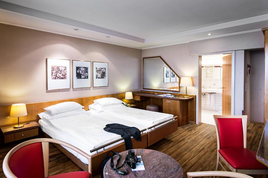 Двухместный (Улучшенный двухместный номер с 1 кроватью) отеля Best Western Hotel Continental, Биль