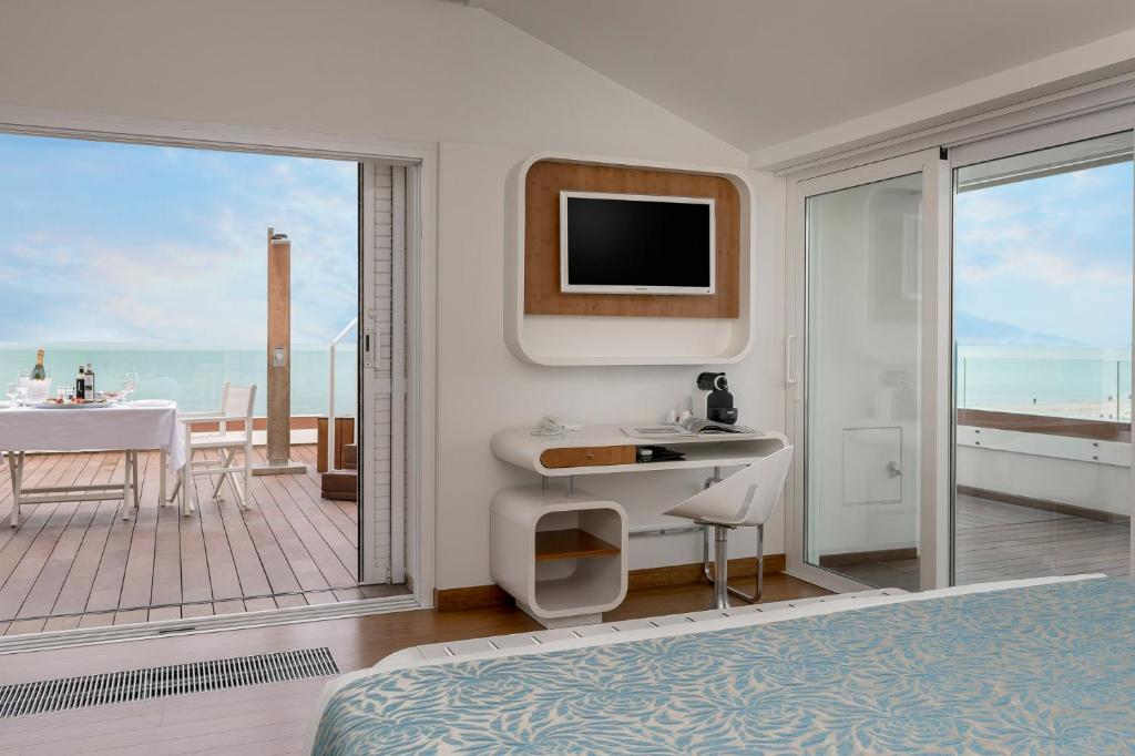 Сьюит (Suite With Sea View And Outdoor Jacuzzi), Trampolines Suite Hotel