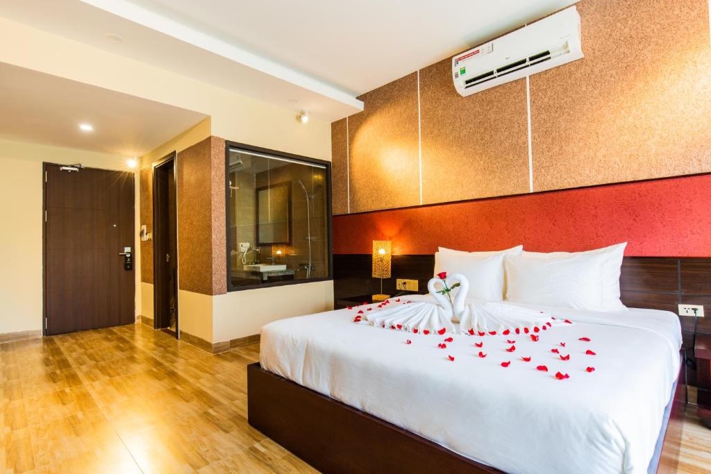 Двухместный (Улучшенный двухместный номер с 1 кроватью) отеля Hamya Hotsprings and Resort, Куангнгай