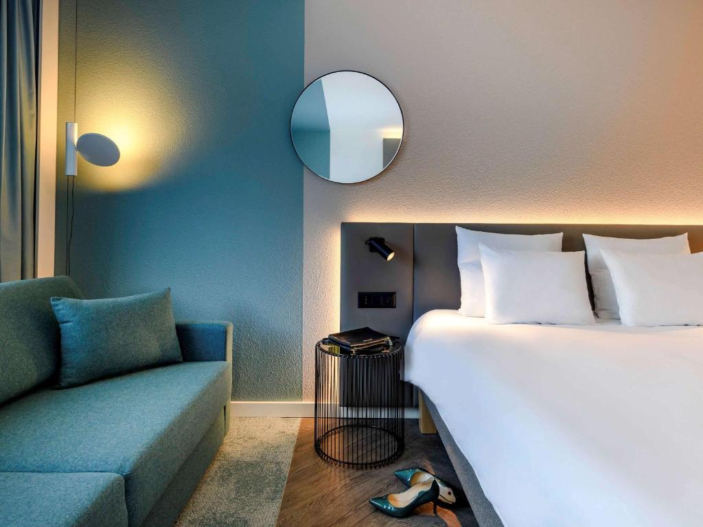 Трехместный (Улучшенный номер с кроватью размера «queen-size» и креслом или диваном) отеля Novotel Zurich City West, Цюрих
