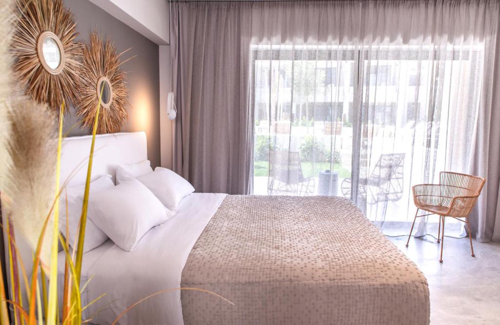 Двухместный (Улучшенный двухместный номер с 1 кроватью, вид на бассейн) апарт-отеля Crystal Waters, Никиана