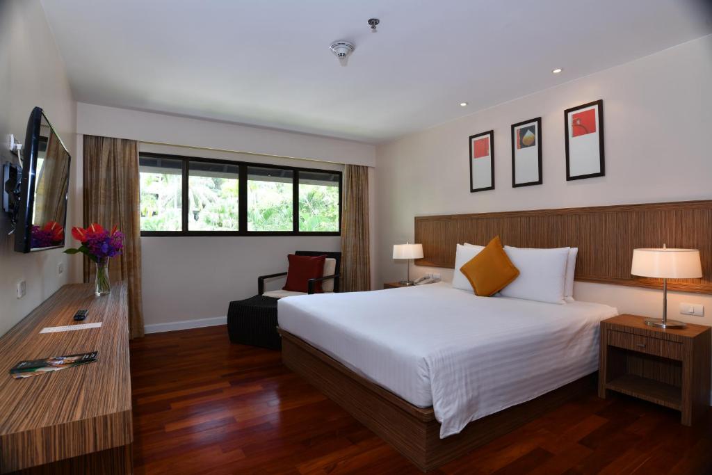 Сьюит (Улучшенный номер с кроватью размера «king-size») отеля Novotel Phuket Surin Beach Resort, Пхукет