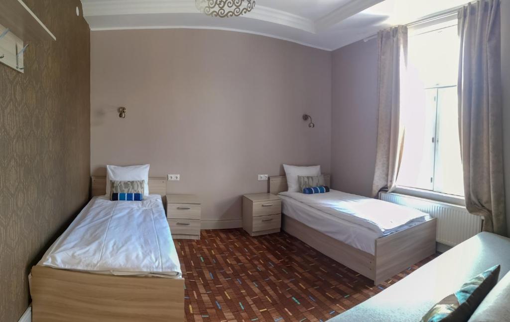 Двухместный (Двухместный номер с 2 отдельными кроватями и общей ванной комнатой) хостела Villa Kadriorg Hostel, Таллин