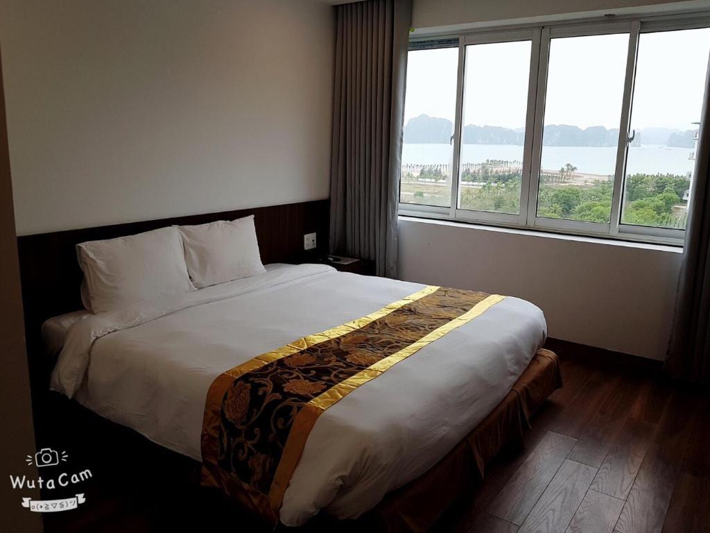 Двухместный (Двухместный номер Делюкс с 1 кроватью и видом на море) отеля Hạ Long Hiddencharm, Халонг