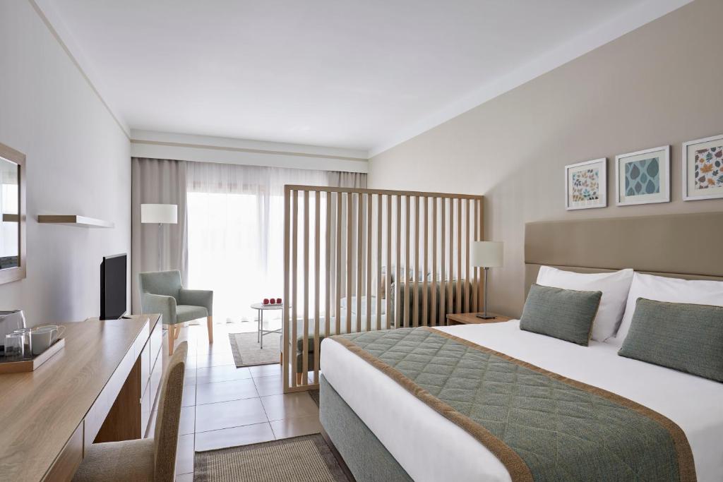 Семейный (Семейный номер Делюкс с видом на море, кроватью размера «queen-size» и детской кроватью) курортного отеля Jaz Maraya Resort, Марса-эль-Алам