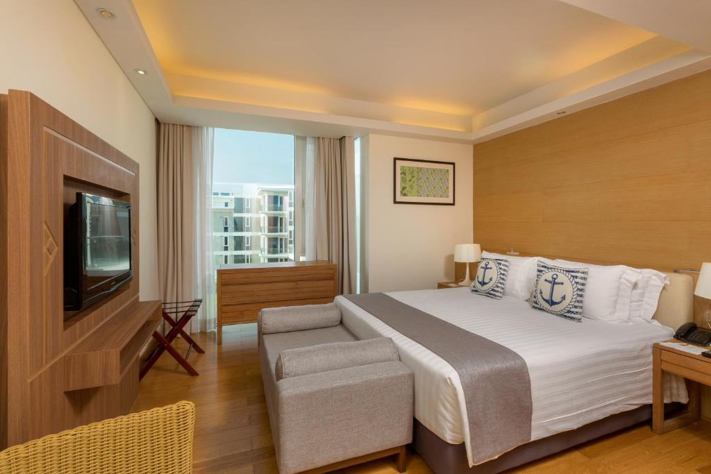 Сьюит (LC4B: Люкс «Бассейн» в пентхаусе с 4 спальнями и кухней) курортного отеля Grand West Sands Resort & Villas Phuket, Пхукет