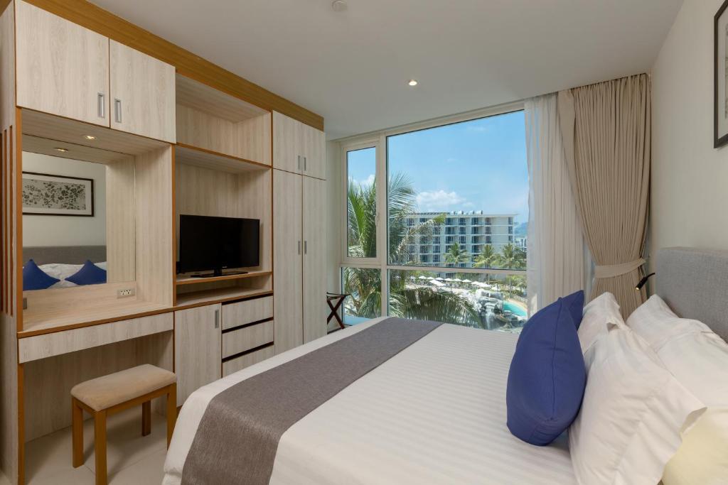 Двухместный (Семейный люкс с 1 спальней и балконом) курортного отеля Grand West Sands Resort & Villas Phuket, Пхукет