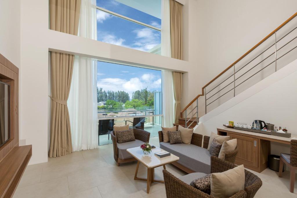 Сьюит (LP2B: Люкс «Бассейн» в пентхаусе с 2 спальнями) курортного отеля Grand West Sands Resort & Villas Phuket, Пхукет
