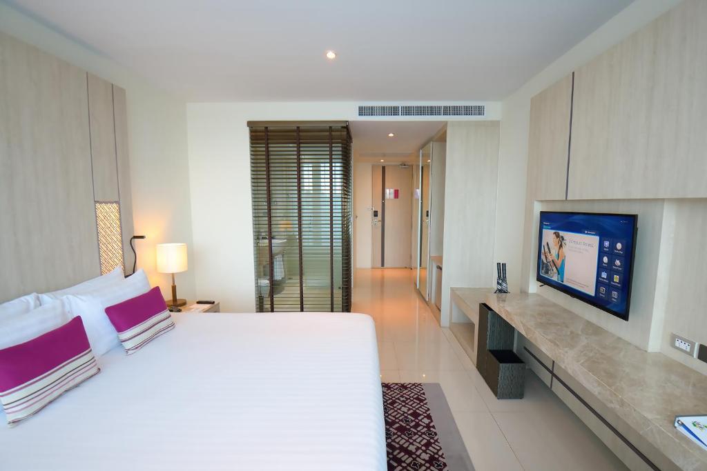 Двухместный (Представительский семейный люкс с 1 спальней и без балкона) курортного отеля Grand West Sands Resort & Villas Phuket, Пхукет