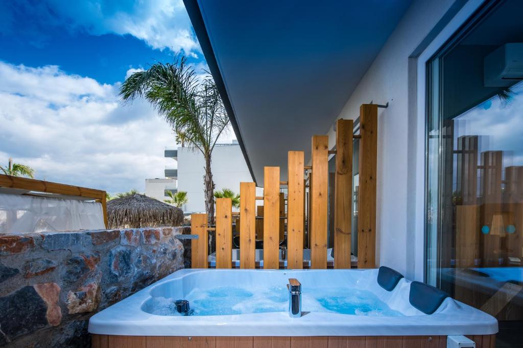 Трехместный (Трехместный номер с гидромассажной ванной на открытом воздухе) отеля Infinity Blue Boutique Hotel & Spa, Херсониссос