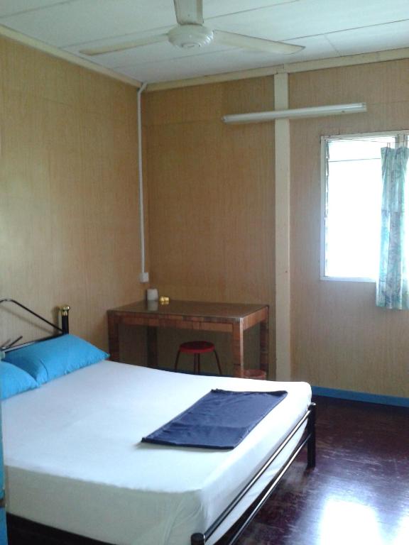 Двухместный (Стандартный двухместный номер с 1 кроватью или 2 отдельными кроватями и вентилятором) хостела Baba's Guest House By The Sea, Пенанг
