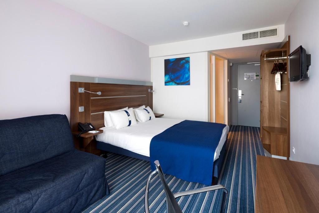 Двухместный (Стандартный номер с кроватью размера «queen-size» и односпальным диваном-кроватью) отеля Holiday Inn Express Marseille Saint Charles, Марсель