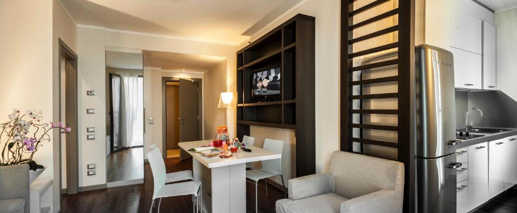 Апартаменты (Апартаменты с 2 спальнями и балконом) отеля Ramada Plaza Milano, Милан